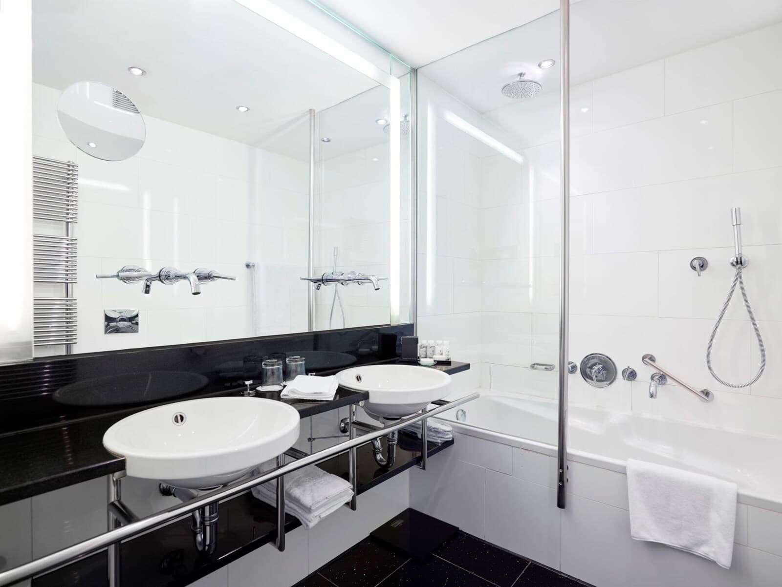 Ambassade Hotel – photo 3